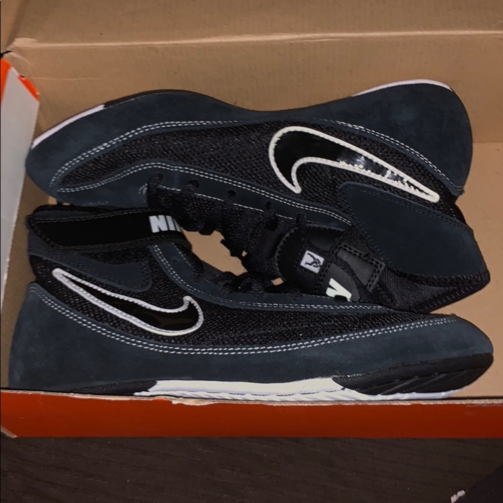 Wrestling shoes